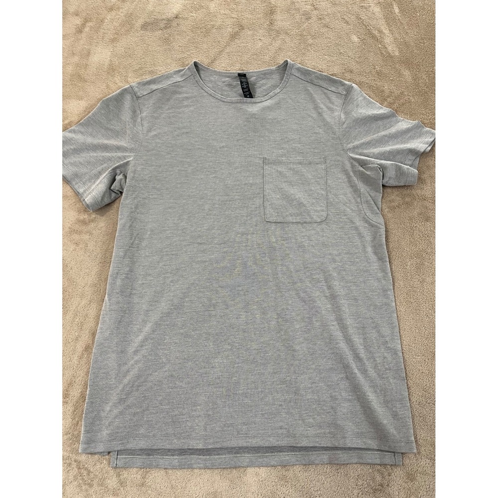 Lululemon Chest Pocket Relaxed Fit Tee Men Size Medium Gray Short Sleeve EUC